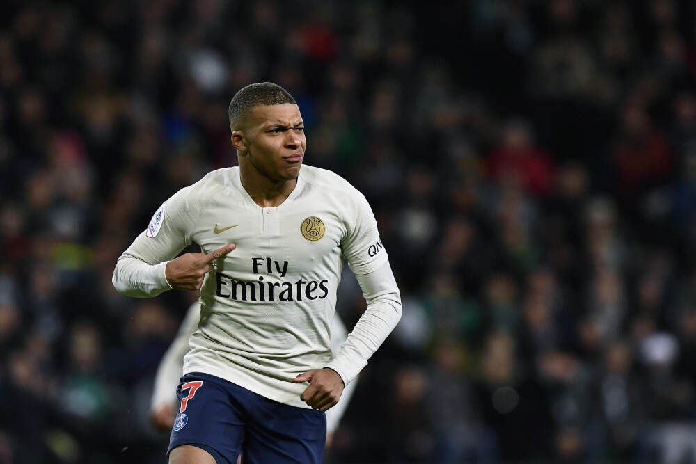 皇马官方社媒晒趣味图片：圣诞大餐你选择与哪些球员同桌？